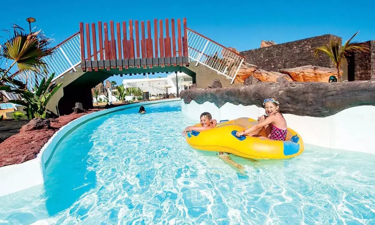 Entrada para niño o adulto a parque acuático Aqualava en Lanzarote