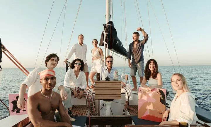 Paseo en barco con cava y picoteo para 2, 4, 6, 8 o 12 personas