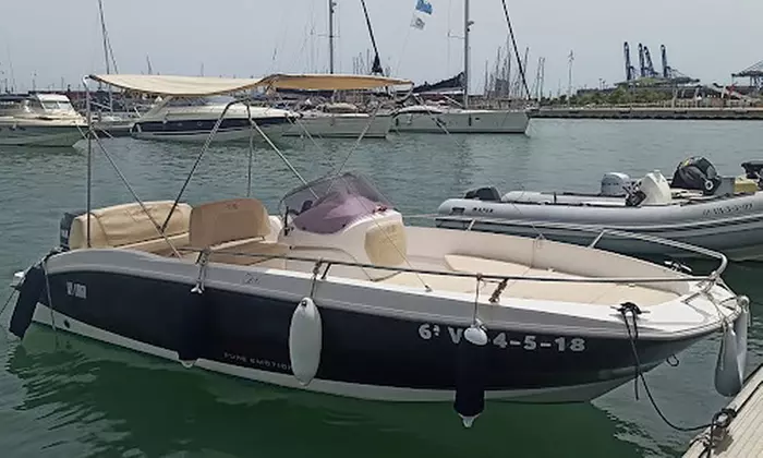 Alquiler de barco con titulación por medio día en Capitán Valencia
