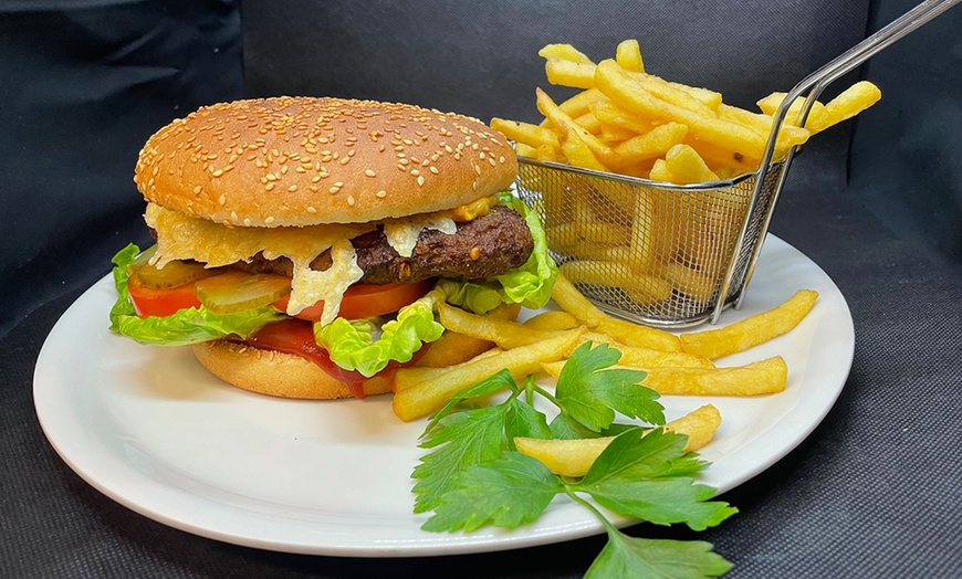 Image 1: Burger-Genuss mit Pommes, frischem Salat & Dessert für 2 o. 4 Personen