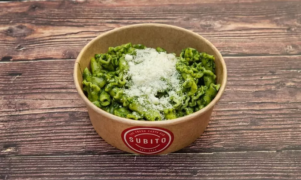 Pasta fresca italiana con bebida