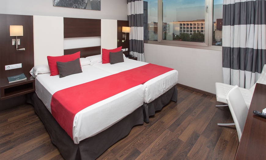 Image 4: Barcelona: 4* Double Room with Breakfast and Spa