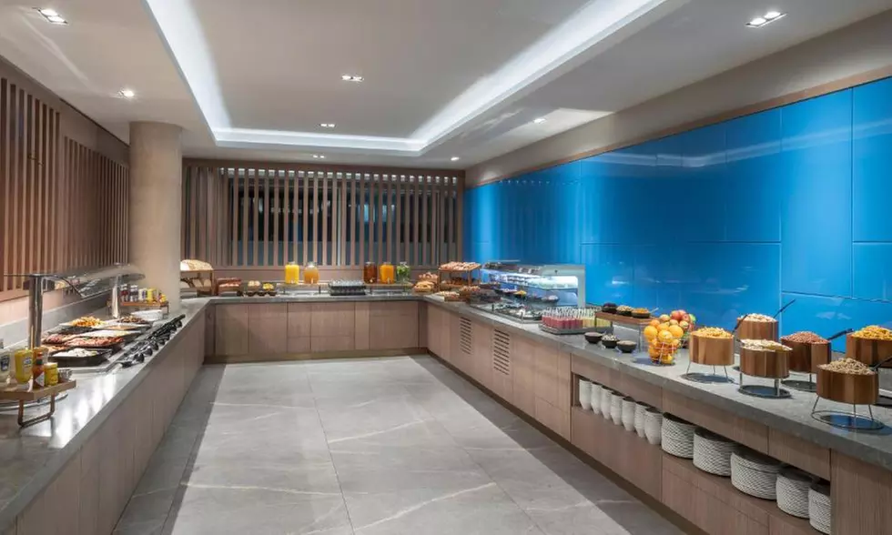 Brighton and Hove: Deluxe Double with Breakfast and Dinner