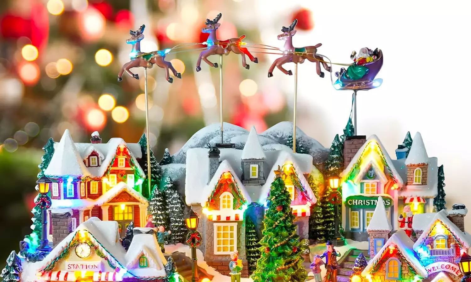 Weihnachtliche Szene mit Musik und Beleuchtung