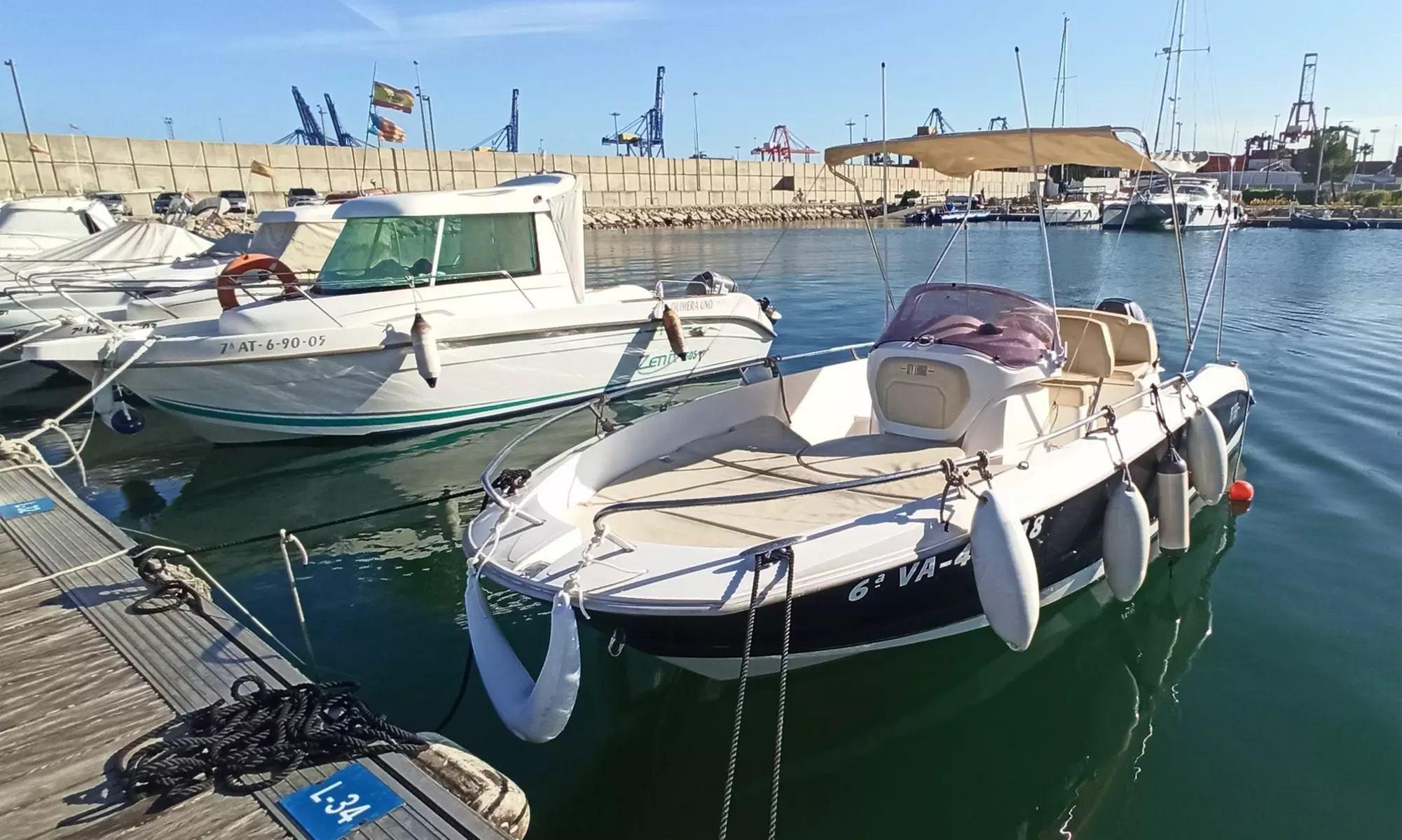 Alquiler de barco con titulación por medio día en Capitán Valencia
