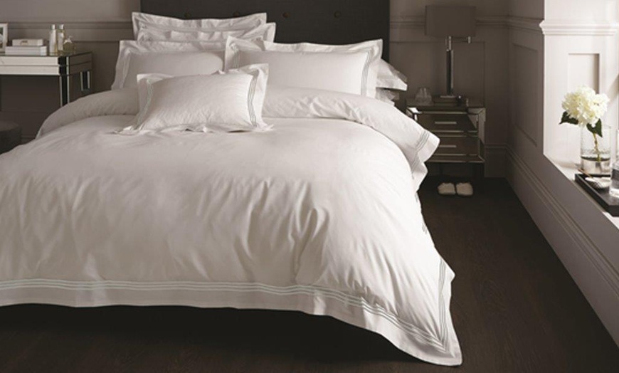 Image 3: Gaveno Cavailia Hotel-Quality Devor Duvet Set