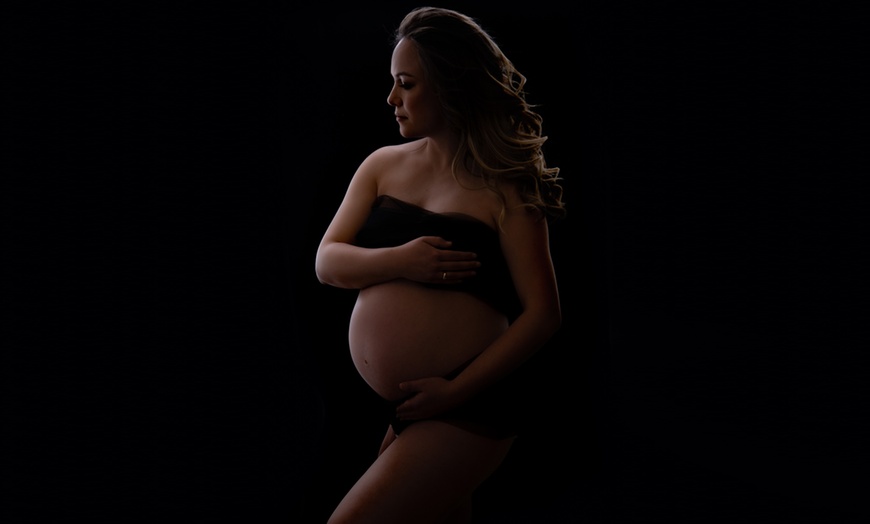 Image 3: Maternity/Pregnancy Photoshoot