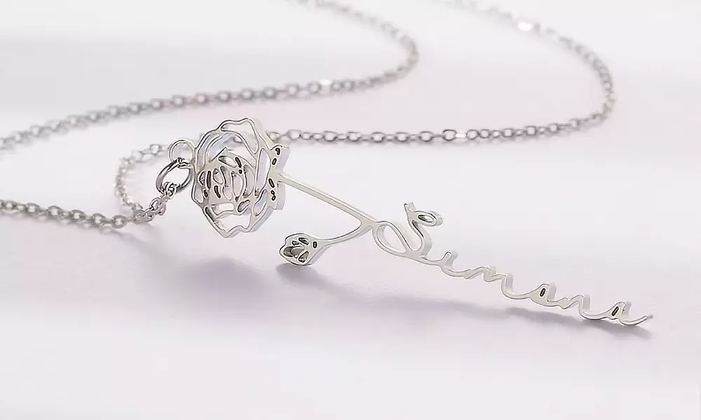 Collier de nom personnalisé avec fleur de naissance par Justyling
