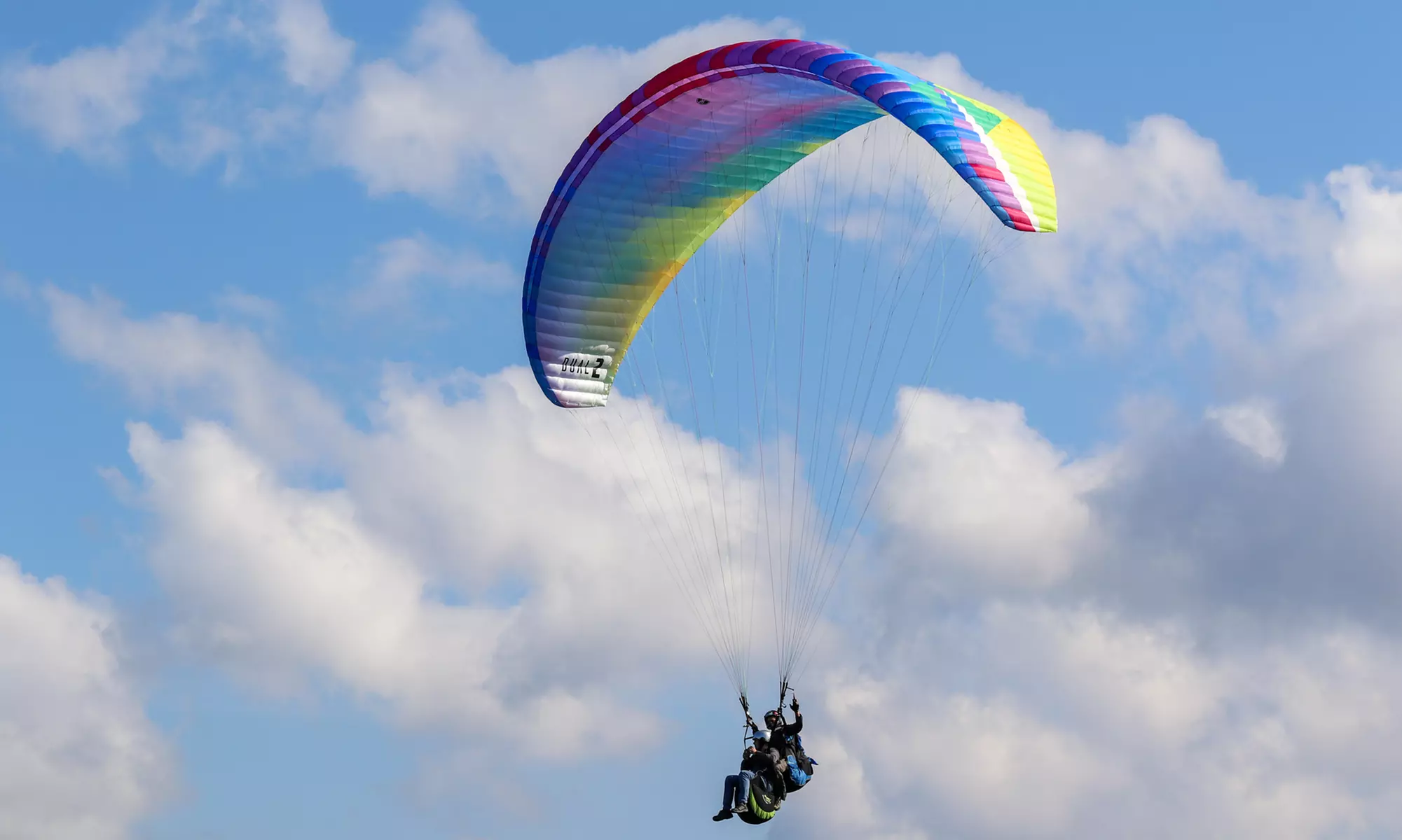 Roza las nubes con un vuelo en parapente biplaza para 1 o 2 personas con vídeo HD y piloto experimentado incluido - Primary Image