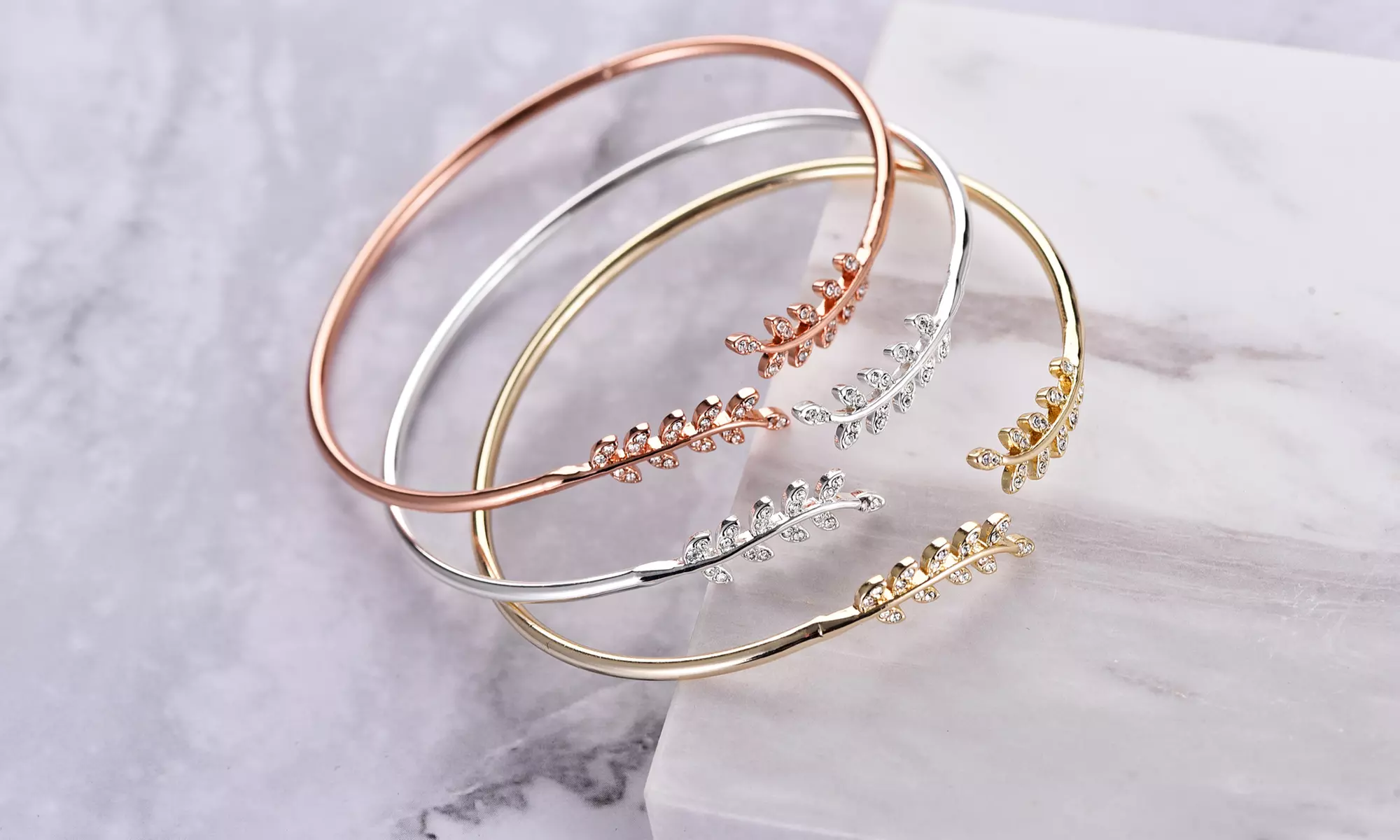 1x, 2x oder 3x Philip Jones Armreif mit Blätter-Design und Zircondia®-Kristallen in Silber, Gold oder Roségold - Primary Image