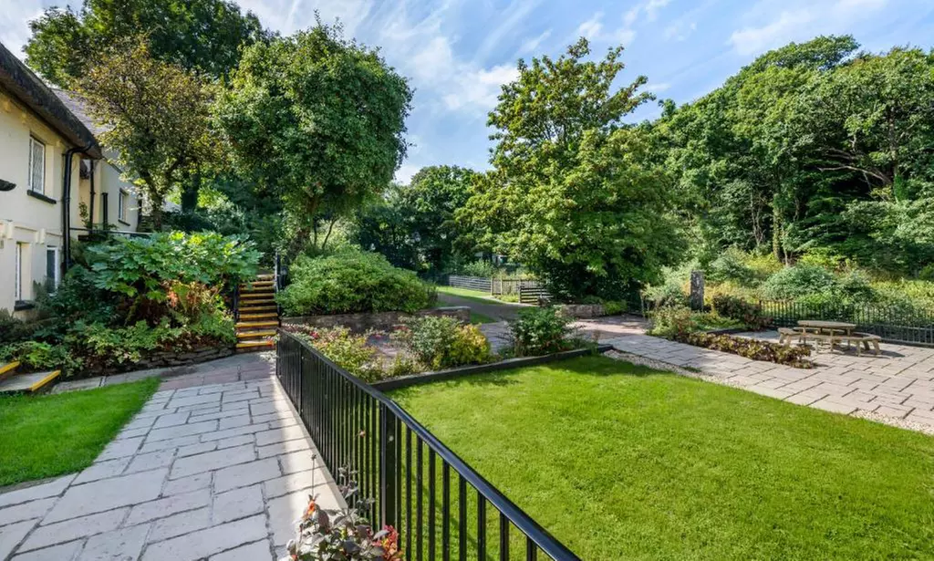 Rolling Hillside Retreat in Devon: Scenic Apartment Stay up to 6