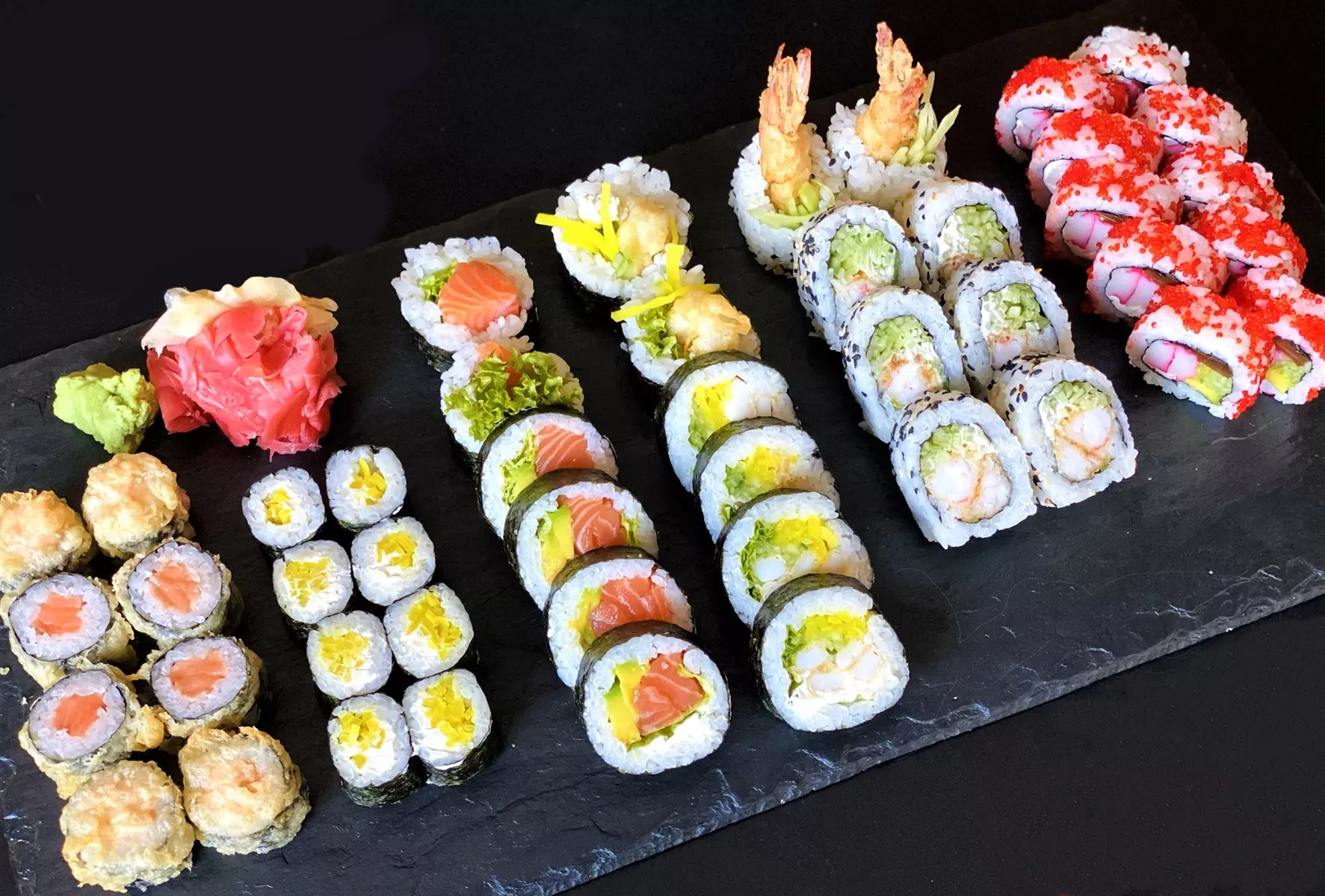 Zestawy sushi: wyborne kompozycje i chrupiące tempury do wyboru