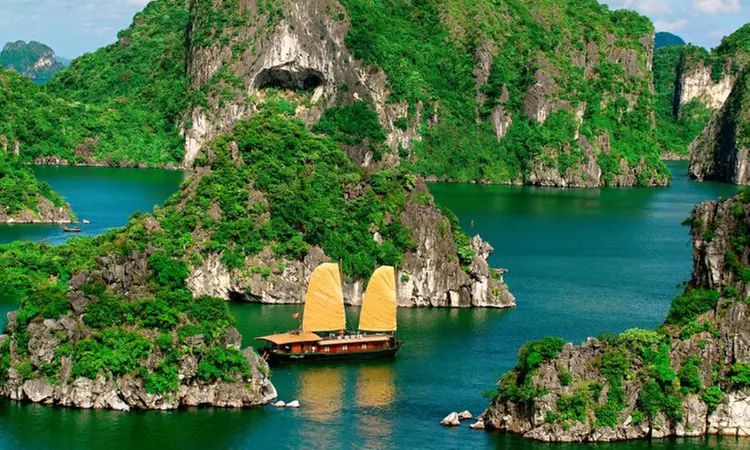 Northern Vietnam: 5 Days Guided Tour with Transportation & Water