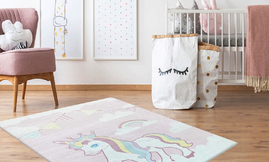 Image 1: Alfombra infantil con estampado de unicornio