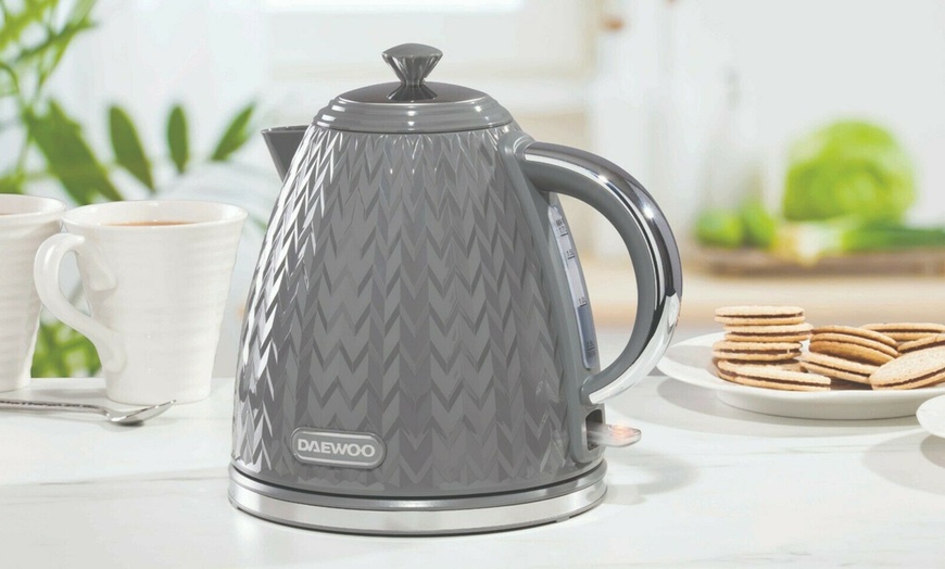 Image 2: Daewoo Argyle Kettle and Toaster Set