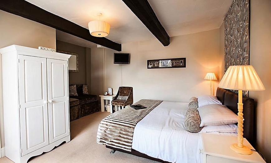 Image 2: Derbyshire: 1- or 2-Night 4* Stay with Breakfast