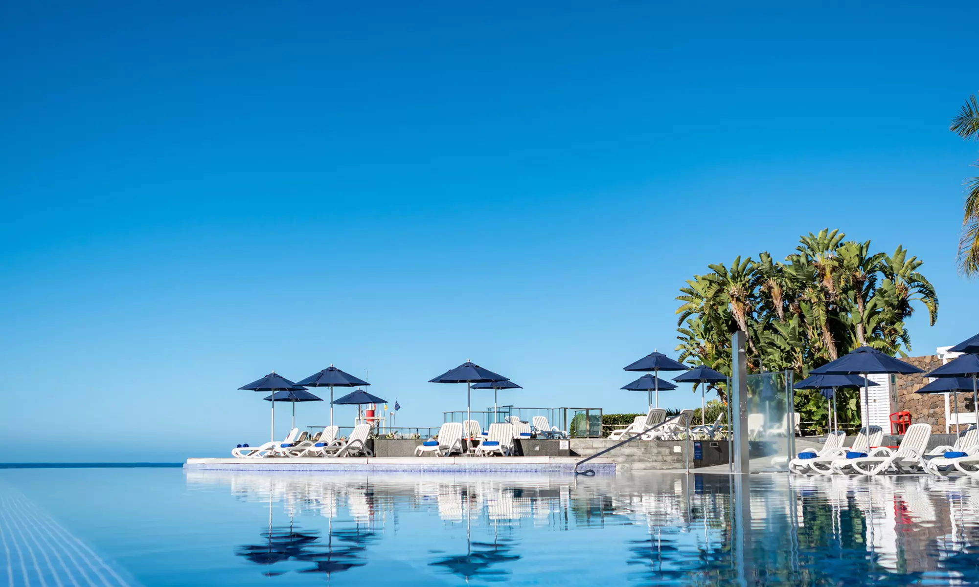 Day pass con hamacas, desayuno buffet y opción a comida para 2