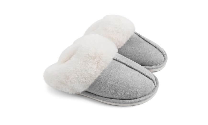 Image 2: Pantofole calde in peluche da donna