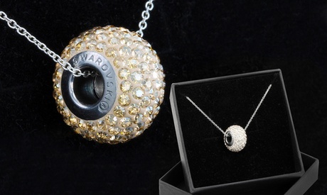 Collier avec pendentif pavé orné de cristaux Swarovski®