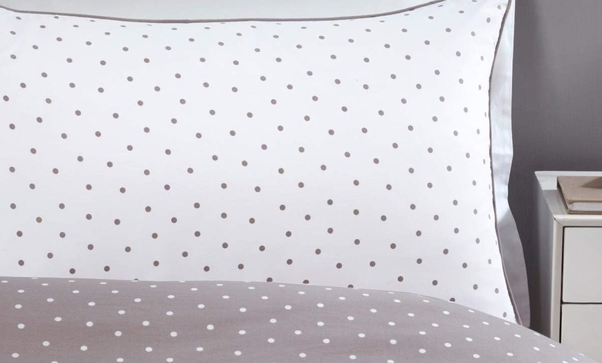 Image 3: Mini Dots Reversible Duvet Set