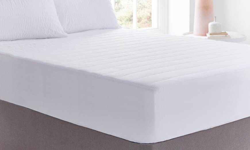 Image 1: Silentnight Mattress Protector