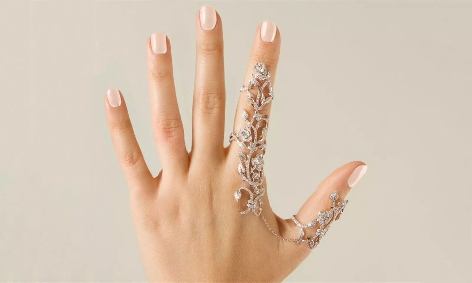 Handsieraad van het merk Affinity versierd met kristallen - Primary Image