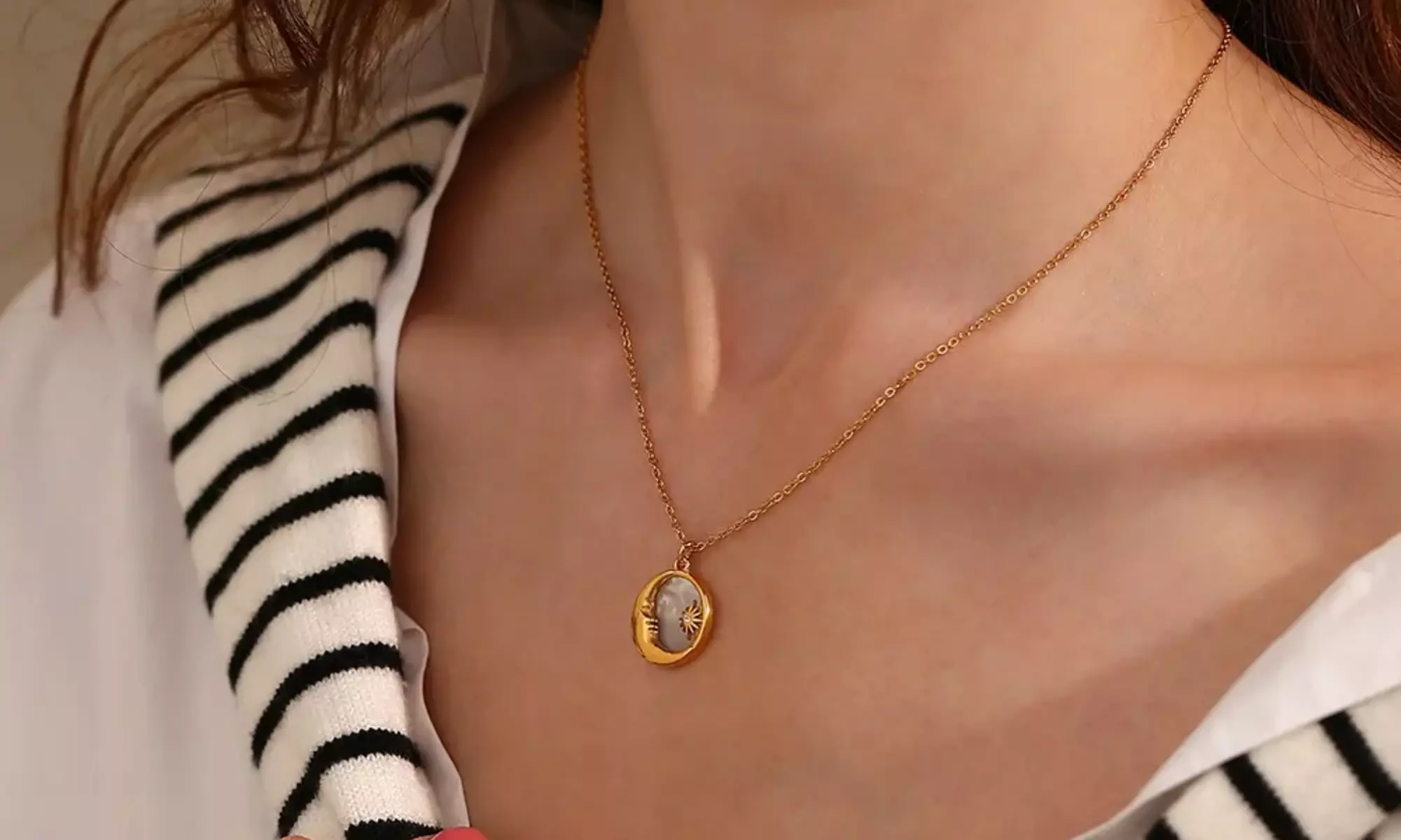 Vergulde ketting met parelmoeren maanhanger