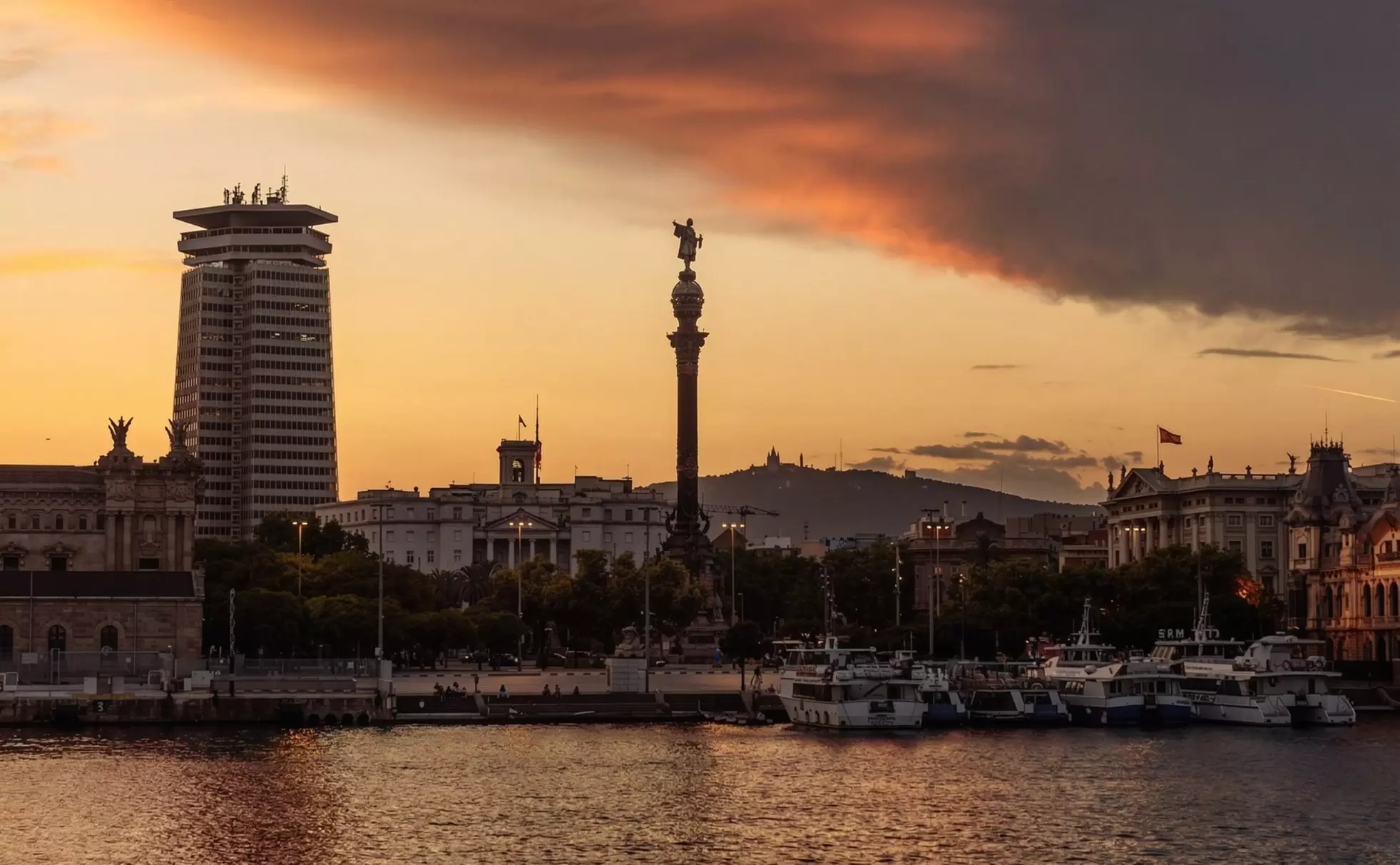Catamarán al atardecer en Barcelona para 1, 2 o 4 personas
