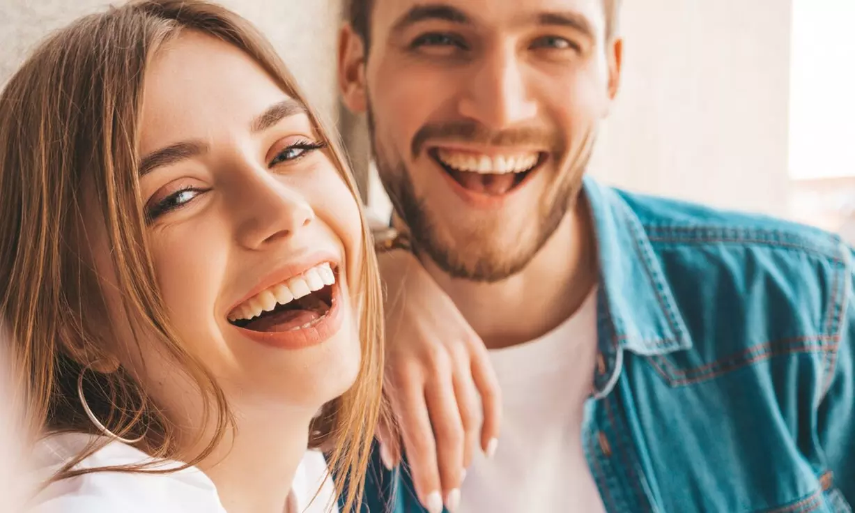 Limpieza bucal con revisión y pulido, y opción a blanqueamiento led