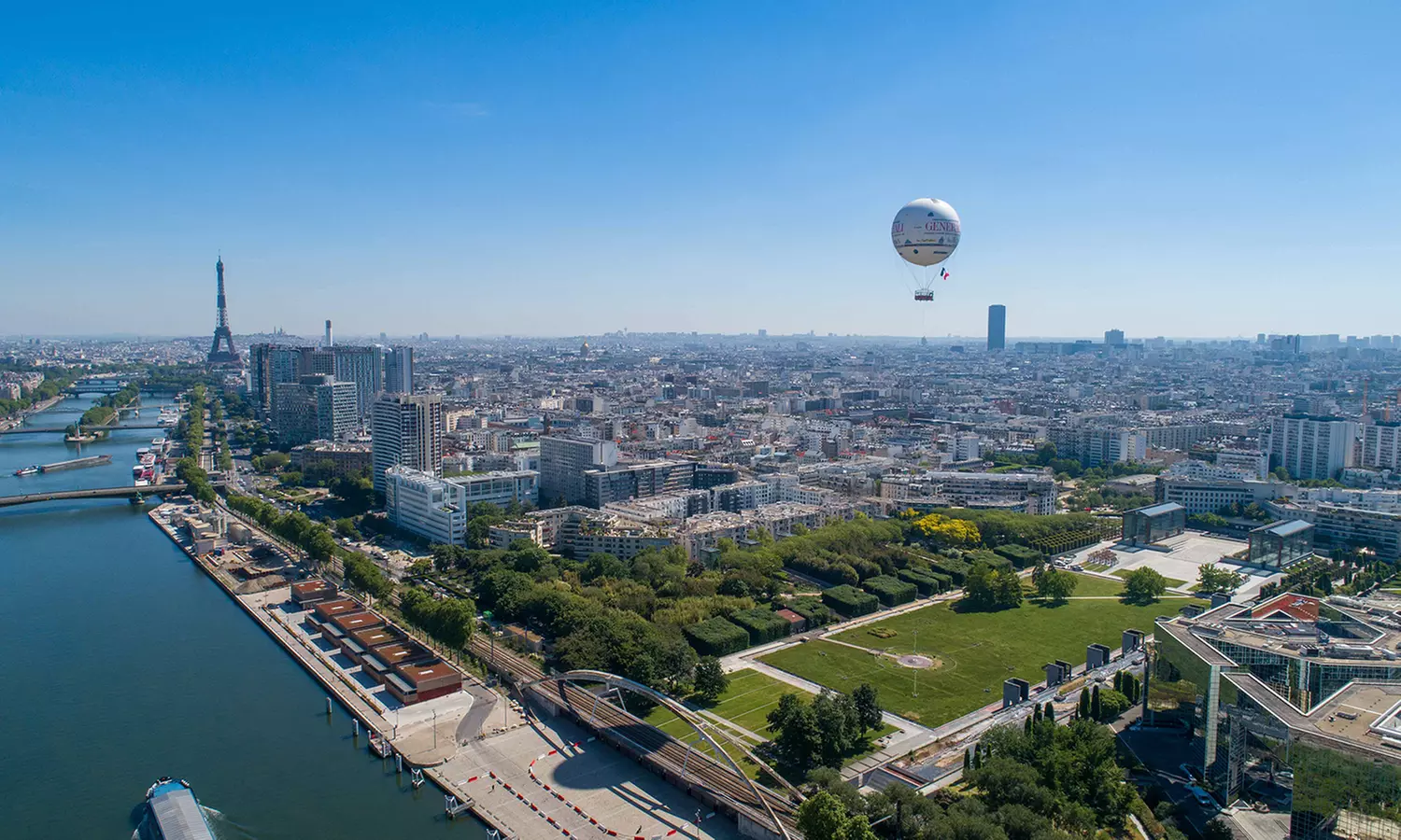 Superbe vue panoramique de Paris à bord du Ballon de Paris Generali