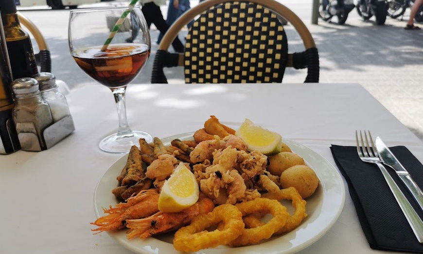 Image 6: Menú de mariscada o parrillada de carne con entrante, bebida y café