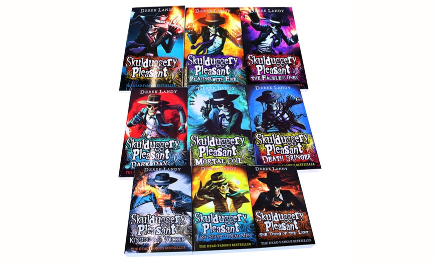 Image 3: Skulduggery Pleasant Complete Set