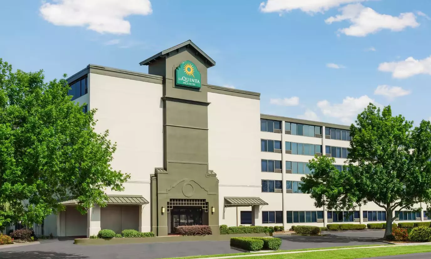 Modern hotel in Kenner, LA: Southern Hospitality and Convenience