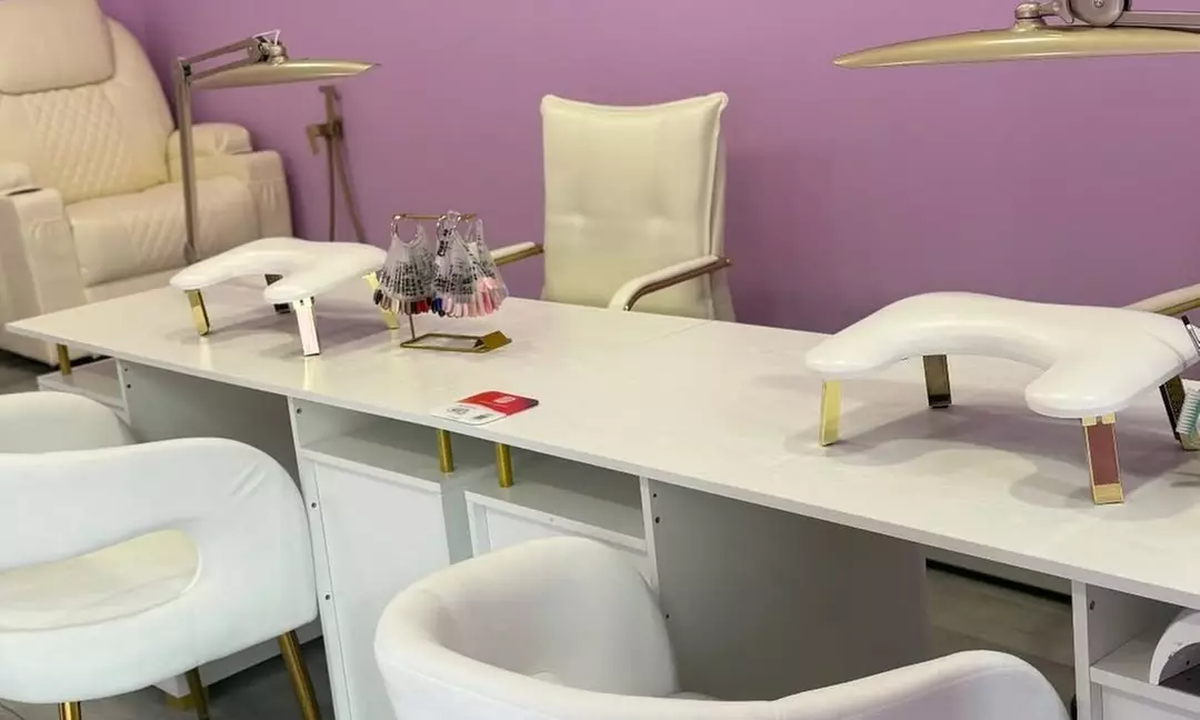 Transform Your Nails with a Classic Gel Polish Manicure