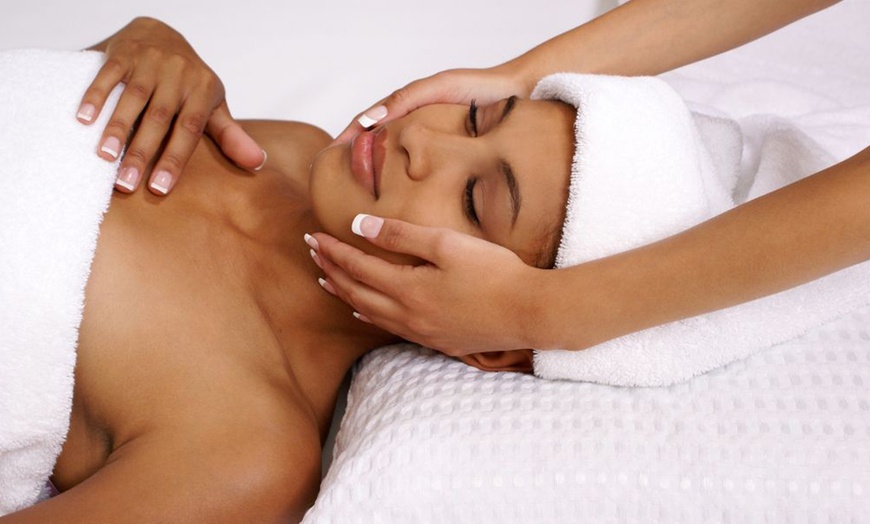 Image 3: Date Night Rejuvenation Facial Package at Miami Kiss