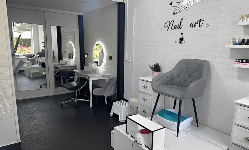 Image 16: Manicura y/o pedicura con esmaltado y opción a primera puesta de uñas