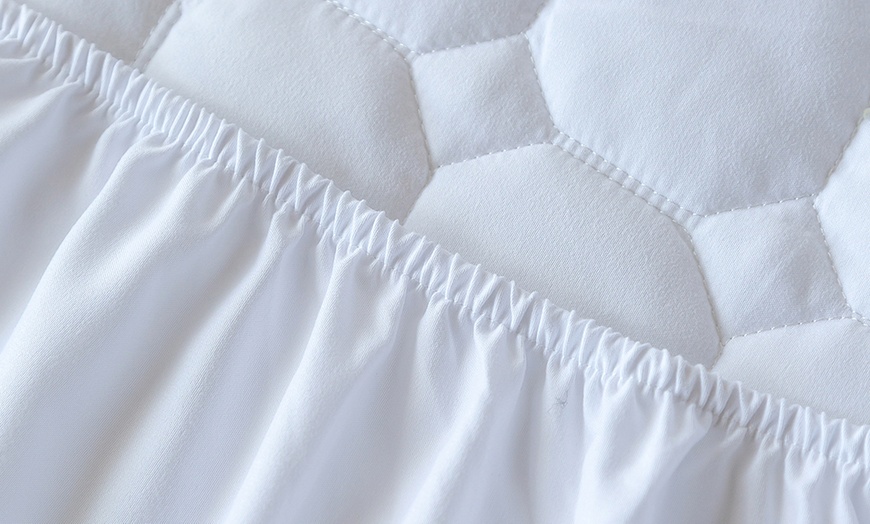 Image 5: Breathable Quilted Mattress Protector