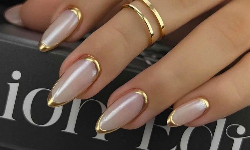 Image 3: Manicura, pedicura o manipedi con esmalte normal o semipermanente 