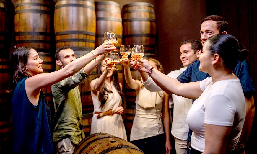 Image 3: Masterclass o tour con cata de ron y taller de elaboración de cóctel