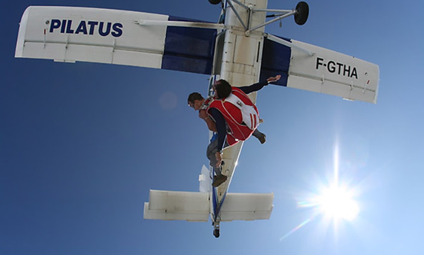 Image 2: Saut en parachute en tandem