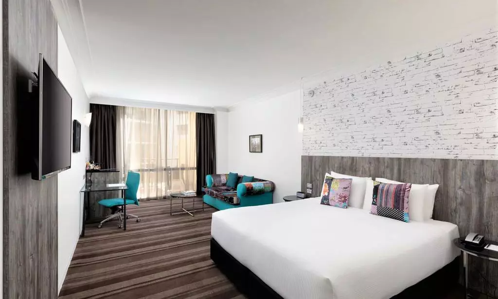 Sydney: Executive King Room for Two with Welcome Drinks & Parking