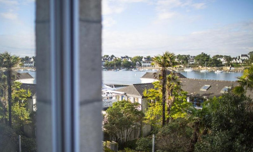 Image 10: Bretagne : chambre vue sur rivière avec petit-déjeuner