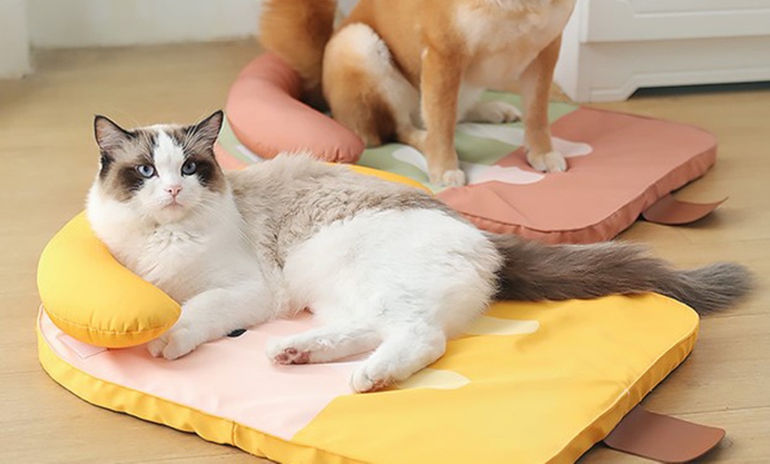 Image 4: Breathable Slide and Scratch-Resistant Cooling Mat for Cat or Dog 