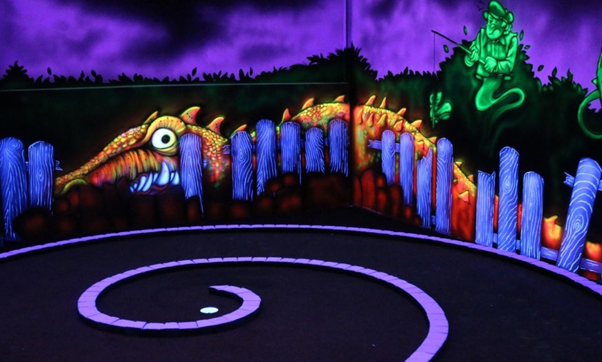 Image 2: Glow-in-the-dark minigolf