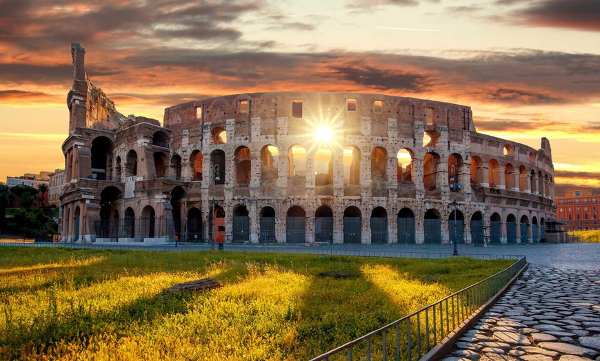 Image 1: Roma 4*: hotel con colazione più visita a Colosseo e Fori Romani 