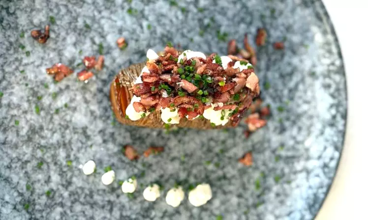 Menú con aperitivo, pases a elegir, postre a compartir y bebida