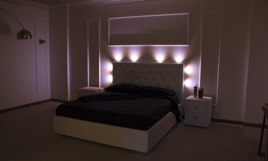 Image 5: Letto matrimoniale con luci LED