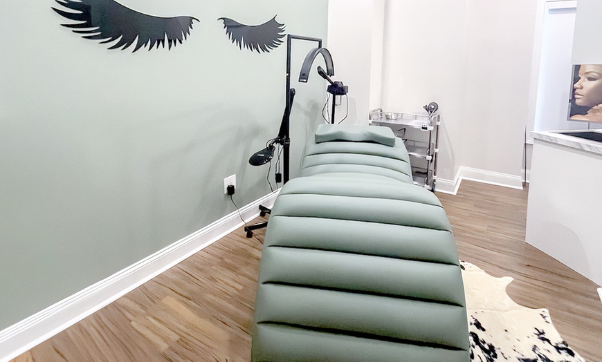 Image 3: Rejuvenate Your Look with 20 or 40 Units of Xeomin Injections