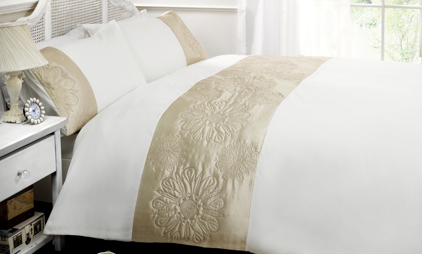 Image 5: Embroidered Duvet Set