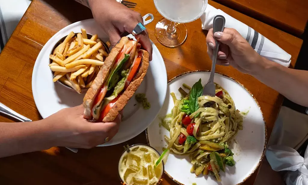 Enjoy American Cuisine w/ Bottomless Brunch or 3-Course Dinner for 2